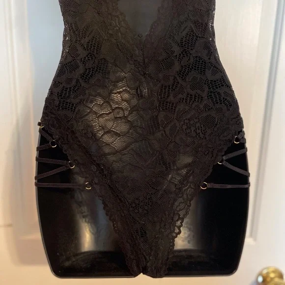 “FREDERICK’S OF HOLLYWOOD” Strappy Lace Teddy - Picture 12 of 16